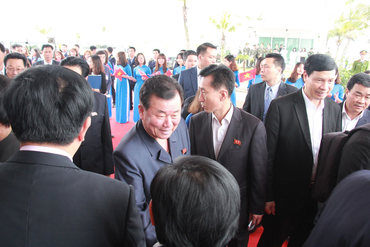 Đón và tiếp xã giao đoàn về phía tỉnh Quảng Ninh có ông Nguyễn Văn Đọc, Bí thư Tỉnh ủy Quảng Ninh; ông Nguyễn Đức Long, Phó Bí thư Tỉnh ủy, Chủ tịch UBND tỉnh Quảng Ninh và ông Nguyễn Xuân Ký, Phó Bí thư Thường trực Tỉnh ủy Quảng Ninh. Tại buổi đón tiếp, Bí thư Tỉnh ủy Quảng Ninh Nguyễn Văn Đọc đã tặng hoa chào mừng ông Ri Su Yong, Ủy viên Bộ Chính trị, Phó Chủ tịch Ban Chấp hành Đảng Lao động Triều Tiên đến thăm Vịnh Hạ Long.