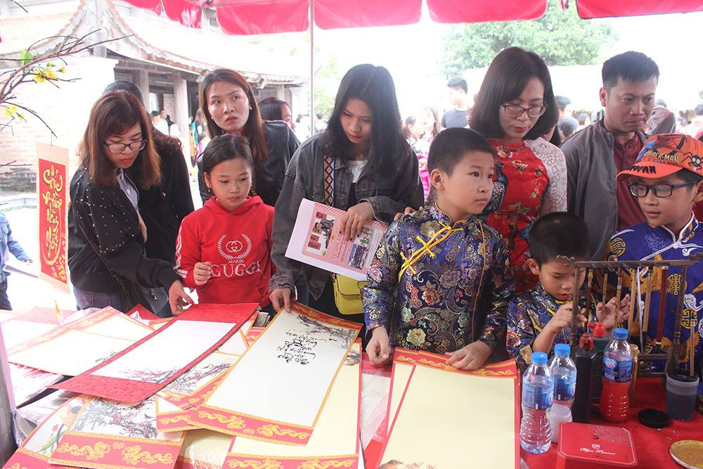 Nhiều học sinh thích thú với thư pháp.