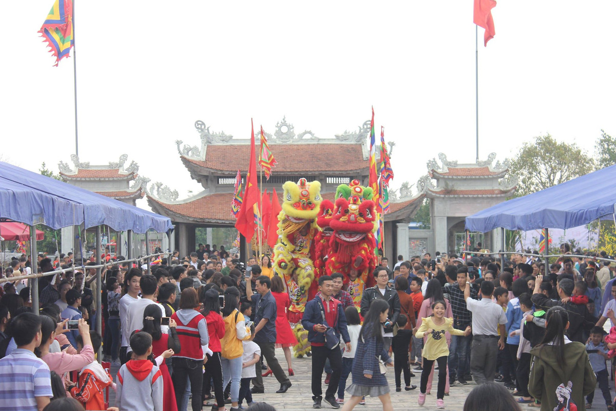 Nhiều người về dự lễ hội khai bút đầu xuân.