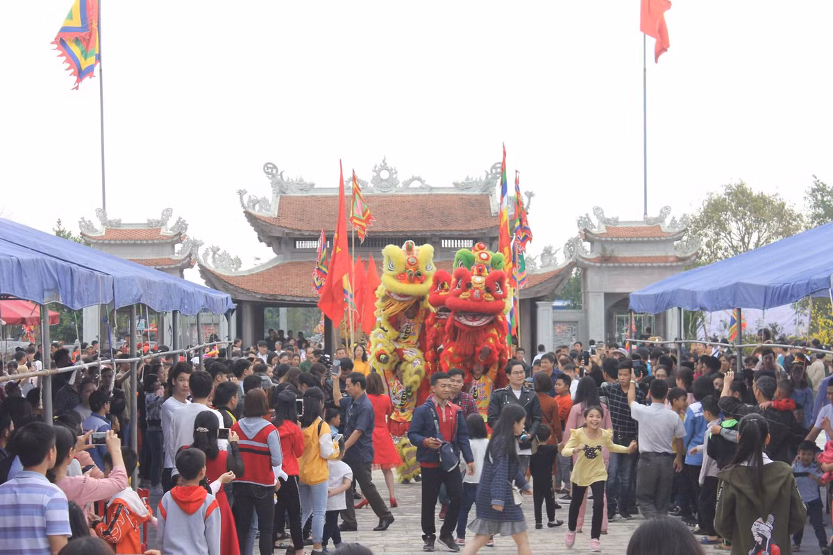 Nhiều người về dự lễ hội khai bút đầu xuân.