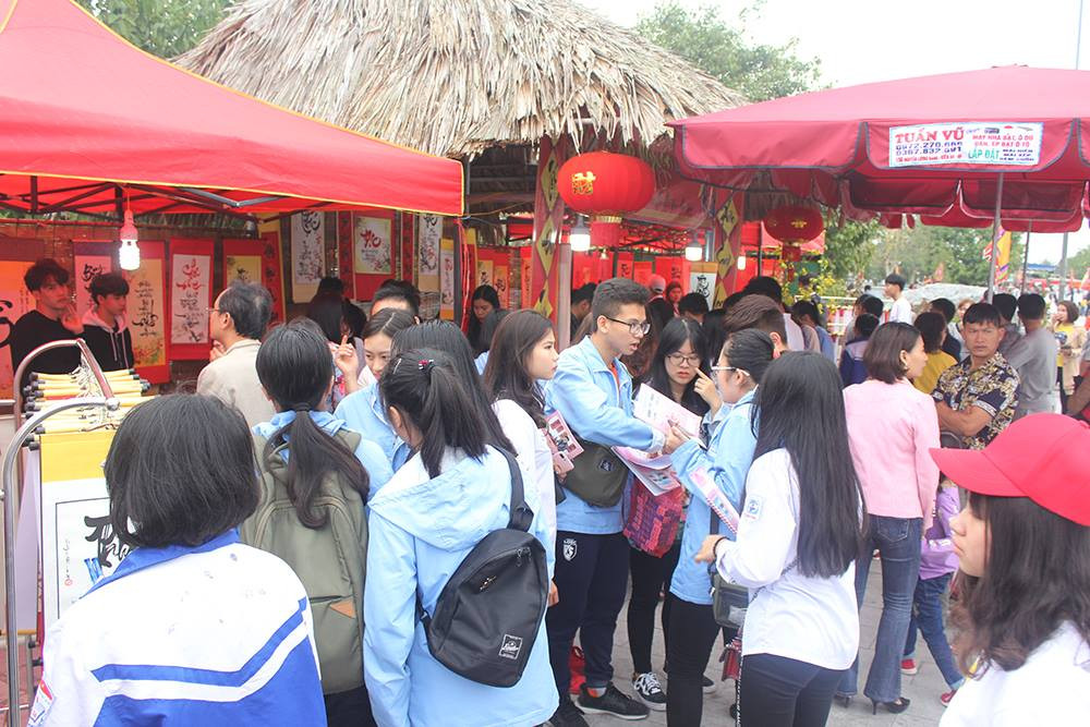 Những gian thư pháp luôn kín các học sinh.