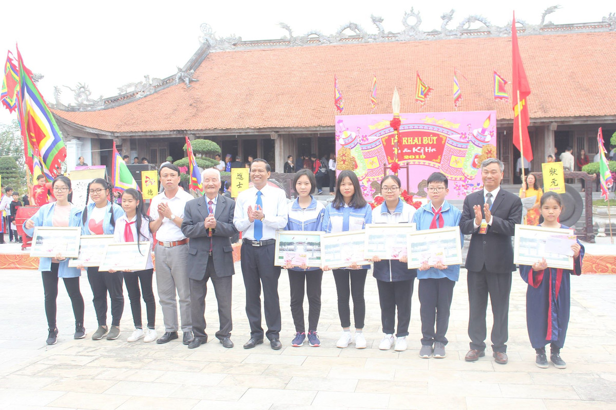 Ban tổ chức chọn 7 học sinh có bài viết hay, trình bày đẹp để trao giải.