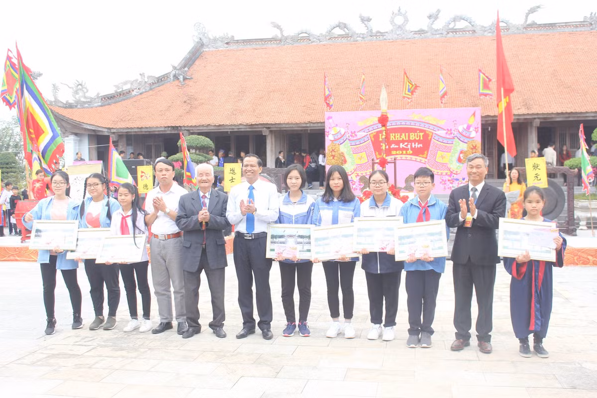 Ban tổ chức chọn 7 học sinh có bài viết hay, trình bày đẹp để trao giải.