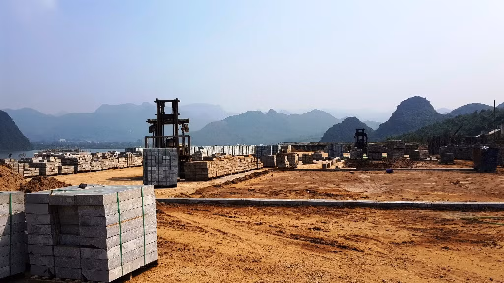 Những viên đá xanh được xếp chuẩn bị cho công việc lát nền.