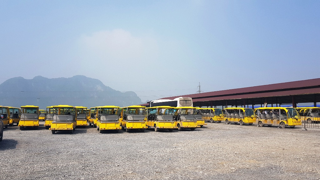 Muốn vào trong khu tâm linh chùa Tam Chúc, du khách phải đi xe điện.