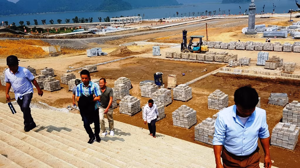 Du khách lên điện Quan Âm giữa cảnh xây dựng ngổn ngang.