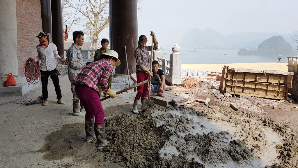 Các công nhân thi công bên ngoài điện Pháp Chủ.