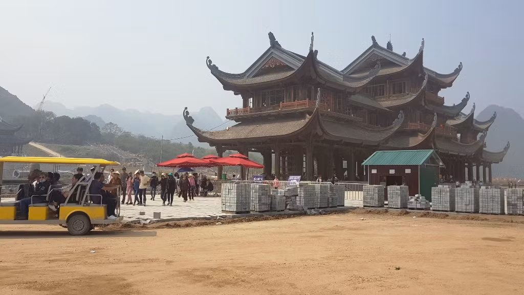 Sân nền trước cổng tam quan chưa được lát xong...