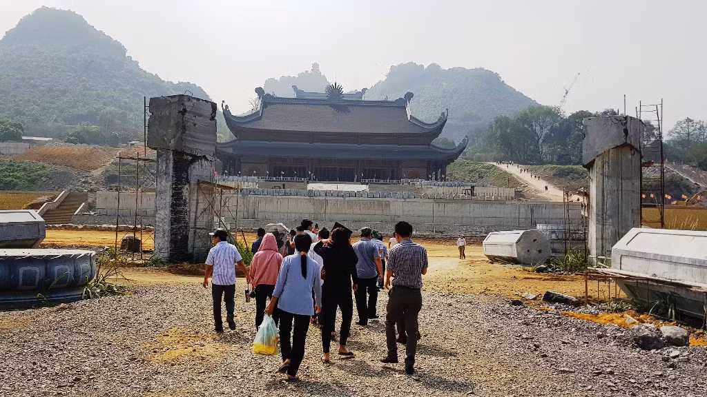 Đường lên Điện Quan Âm chưa được làm xong.