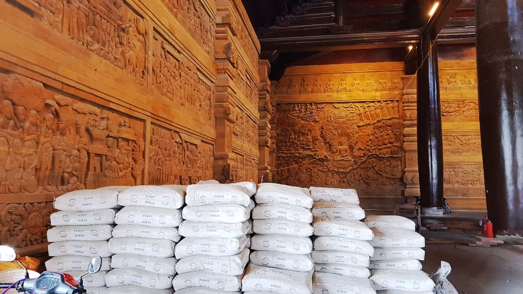 Vật liệu tập kết đầy trong điện Pháp Chủ.