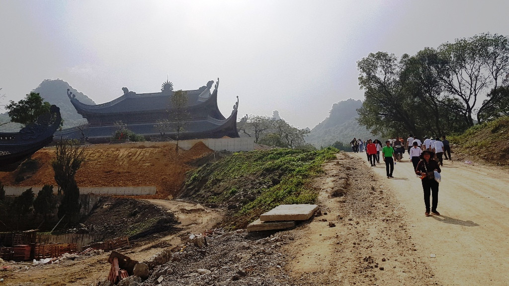 Đường lên điện Pháp Chủ chưa hoàn thiện.