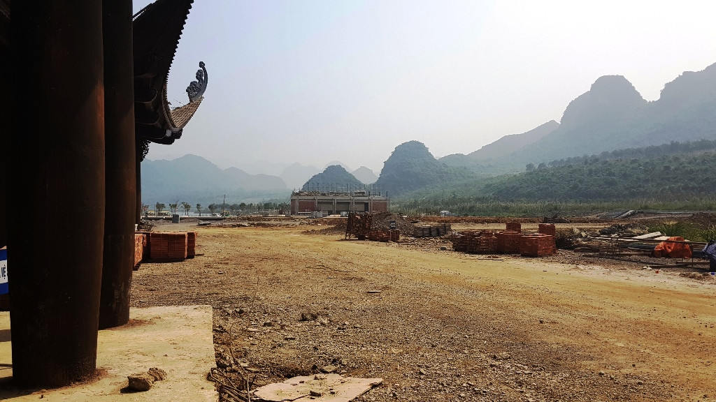 ...Nên vẫn còn là sân nền đất hoang sơ.