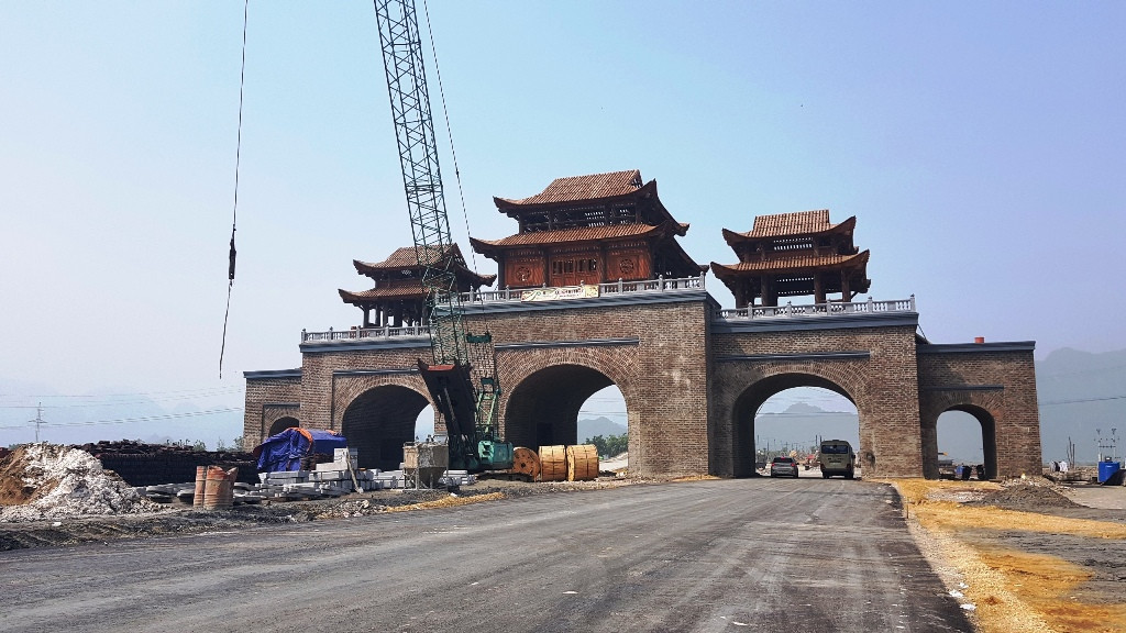 Siêu dự án tâm linh Khu du lịch Tam Chúc - Ba Sao (tỉnh Hà Nam) với chức năng văn hóa tâm linh - nghỉ dưỡng sinh thái - vui chơi giải trí có tổng vốn đầu tư gần 11.000 tỷ đồng được xây dựng với tổng diện tích lên đến 5100 ha, diện tích vùng lõi là 4000 ha. Hiện nay ngôi chùa Tam Chúc được cho là lớn nhất thế giới này đã mở cửa cho khách tham quan dù nhiều hạng mục công trình đang thi công dang dở.