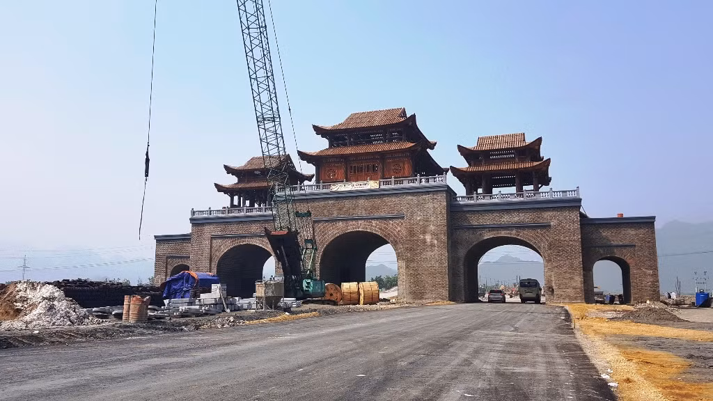 Siêu dự án tâm linh Khu du lịch Tam Chúc - Ba Sao (tỉnh Hà Nam) với chức năng văn hóa tâm linh - nghỉ dưỡng sinh thái - vui chơi giải trí có tổng vốn đầu tư gần 11.000 tỷ đồng được xây dựng với tổng diện tích lên đến 5100 ha, diện tích vùng lõi là 4000 ha. Hiện nay ngôi chùa Tam Chúc được cho là lớn nhất thế giới này đã mở cửa cho khách tham quan dù nhiều hạng mục công trình đang thi công dang dở.