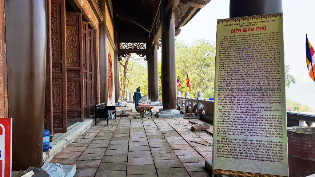 Nền gạch đang được lát tại điện Pháp chủ.