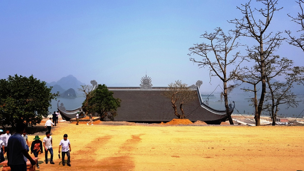 Sân điện Pháp Chủ chưa được lát nền.