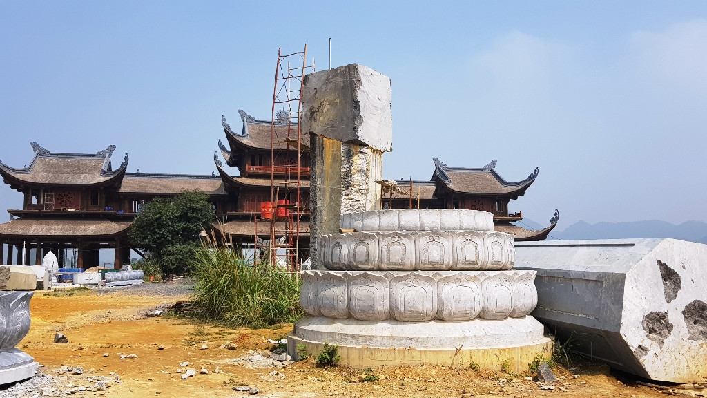 Khu vực xây dựng vườn cột kinh dự kiến từ khoảng sân từ Tam quan tới điện Quan Âm sẽ có 32 cột kinh được dựng tại đây. Tuy nhiên đến nay vẫn đang trong quá trình triển khai xây dựng.