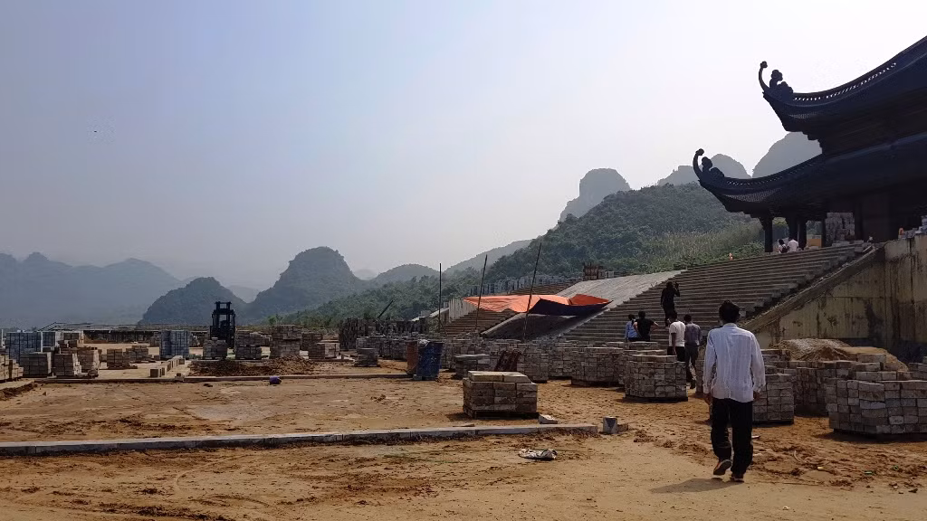 Sân trước điện Quan Âm chưa được lát nền.