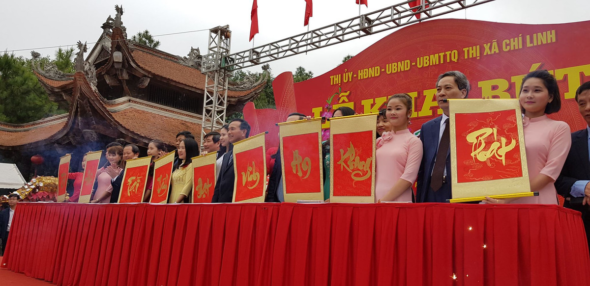 Lãnh đạo Bộ, ngành, Sở, tỉnh... khai bút 9 chữ "Trí, Đức, Tài, Thành, Đạt, Vinh, An, Khang, Phát".