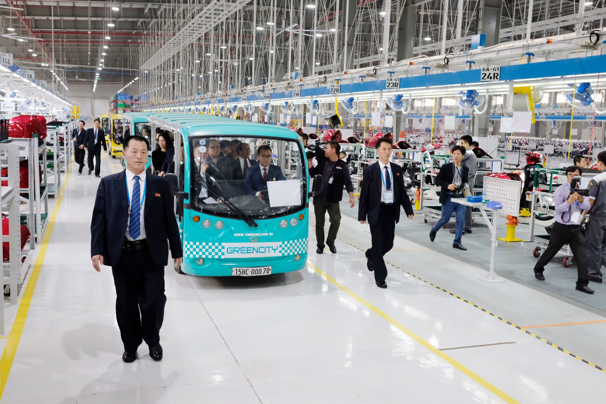 Các cận vệ Triều Tiên đi theo bảo vệ đoàn đại biểu.