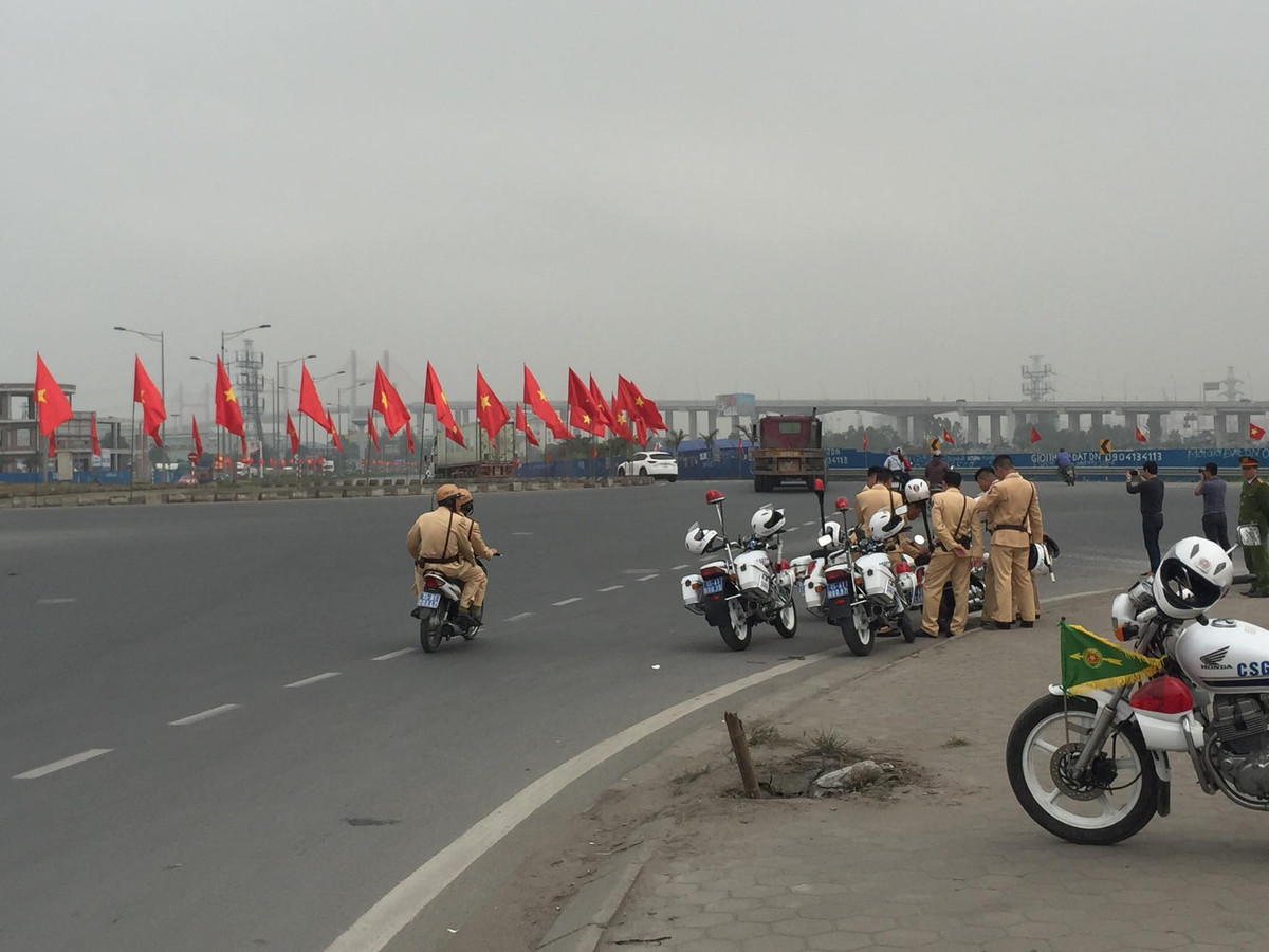 Các con đường được trang hoàng để đón đoàn.