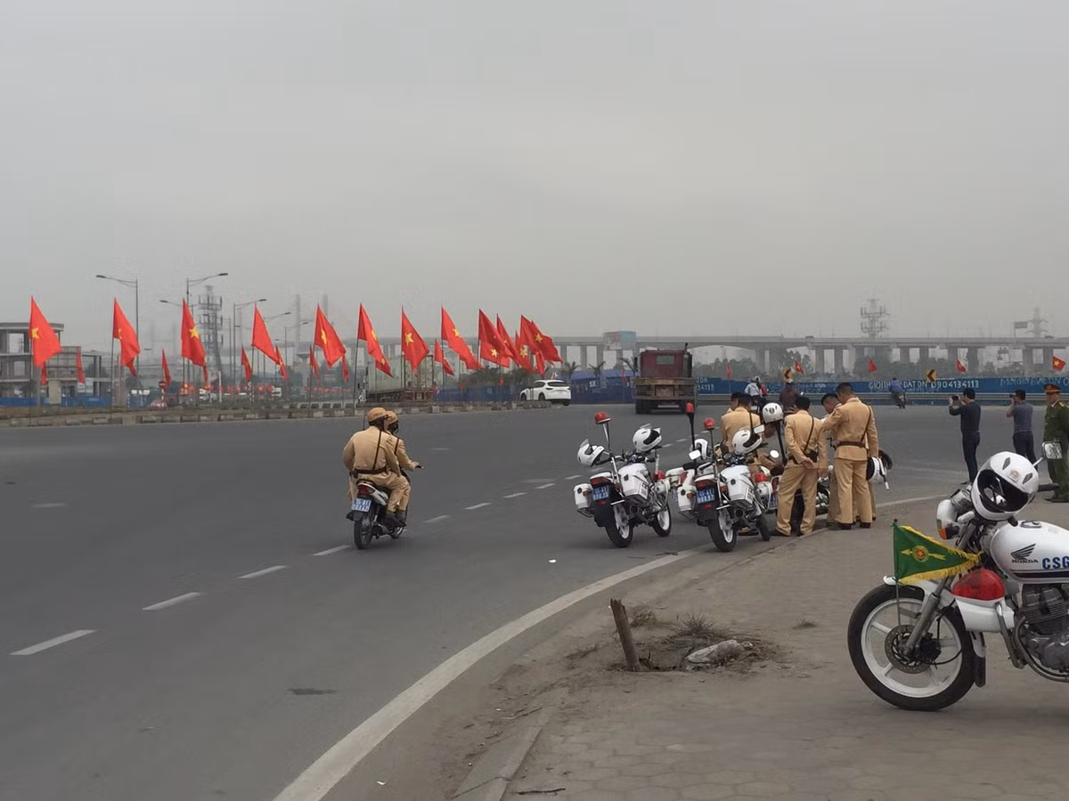 Các con đường được trang hoàng để đón đoàn.