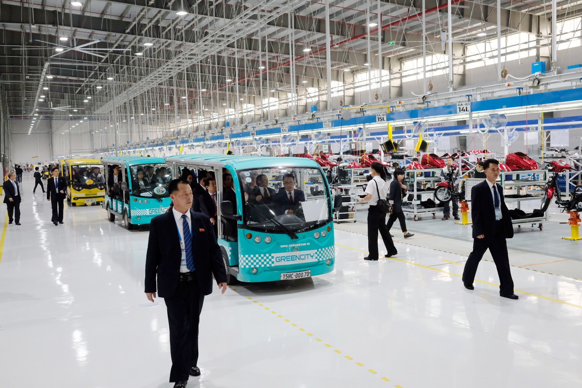 Đoàn cấp cao Triều Tiên tham quan nhà máy sản xuất xe máy điện.