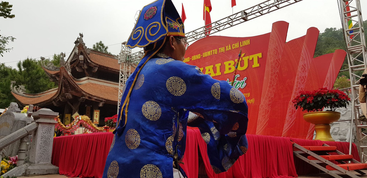 Tương truyền, trước đây, qua trò chuyện thấu hiểu được tâm tư, nguyện vọng, công việc, cuộc sống của mỗi người, khi ra về Nhà giáo Chu Văn An tự tay viết tặng mỗi học trò một chữ ứng với những nhận định hoặc ngầm ý gửi phương châm sống, phấn đấu cho người đó. Ai được tặng đều coi những chữ đó như báu vật, mang về treo ở nơi trang trọng nhất để chiêm nghiệm. Điều đặc biệt là xưa ở đây có giếng, dưới đáy có lớp bùn màu đỏ tươi như son, thầy Chu Văn An thường lấy để viết chữ. Nhiều năm nay, UBND thị xã Chí Linh phục dựng lại nghi lễ khai bút để tưởng nhớ và lưu giữ nét chữ son độc đáo này.