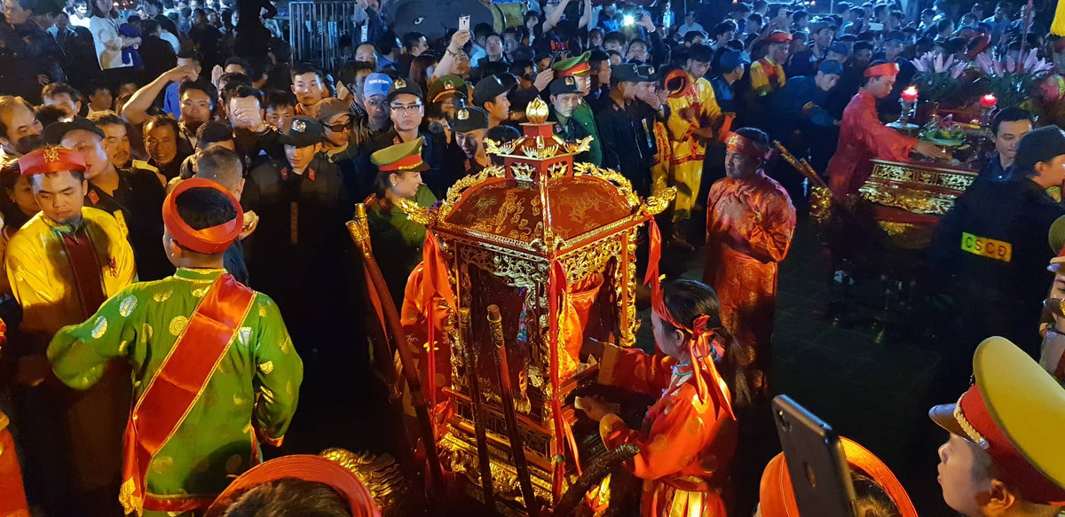 Nhiều đại biểu ném tiền lẻ vào kiệu rước ấn, nhưng nhanh chóng được thu dọn gọn gàng.