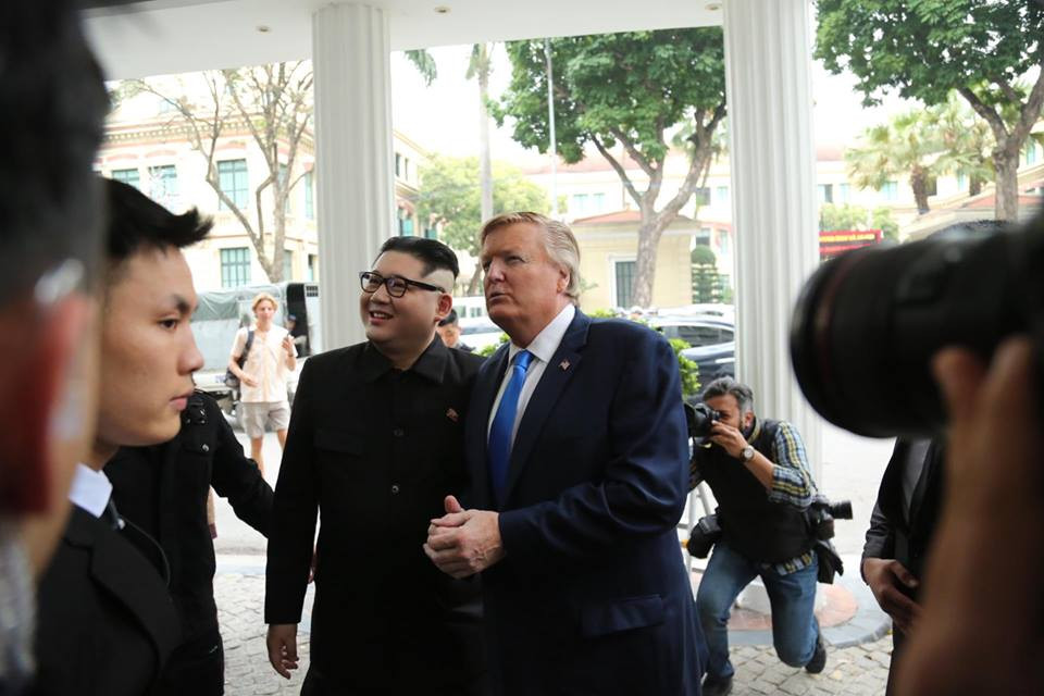 Hai bản sao nổi tiếng này từng có mặt tại hội nghị thượng đỉnh Trump-Kim lần thứ nhất ở Singapore là ông Denis Allan (bản sao của Tổng thống Donald Trump) và anh Howard X (bản sao của Chủ tịch Triều Tiên Kim Jong-un) đã xuất hiện cùng dàn vệ sĩ áo đen.