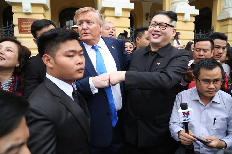 Hai bản saoTổng thống Mỹ Donald Trump và nhà lãnh đạo Kim Jong-un tại khu vực Nhà hát lớn Hà Nội.