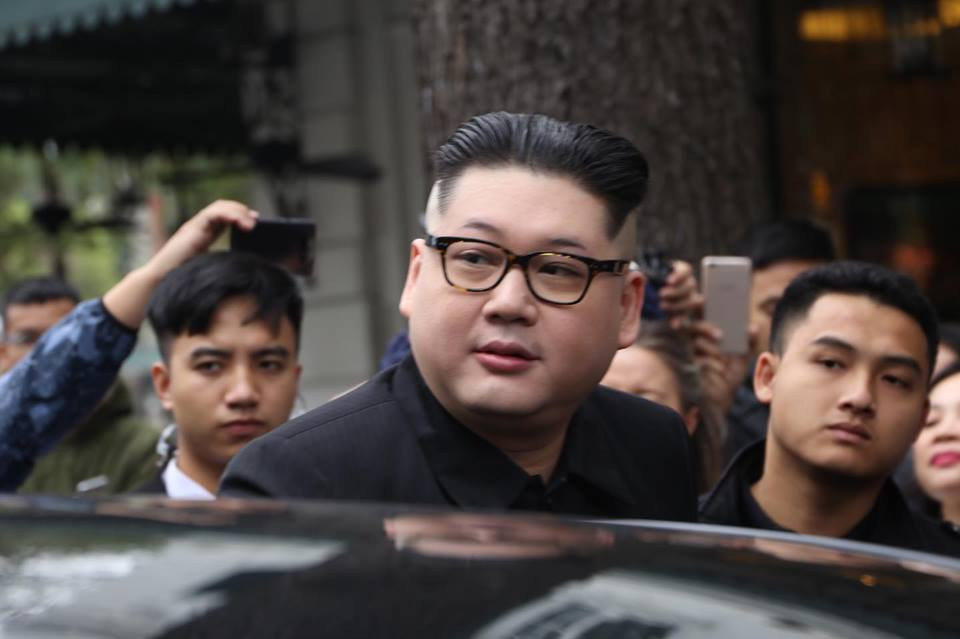 Còn đây là cận cảnh khuôn mặt của Howard X - người đóng giả nhà lãnh đạo Triều Tiên Kim Jong Un.