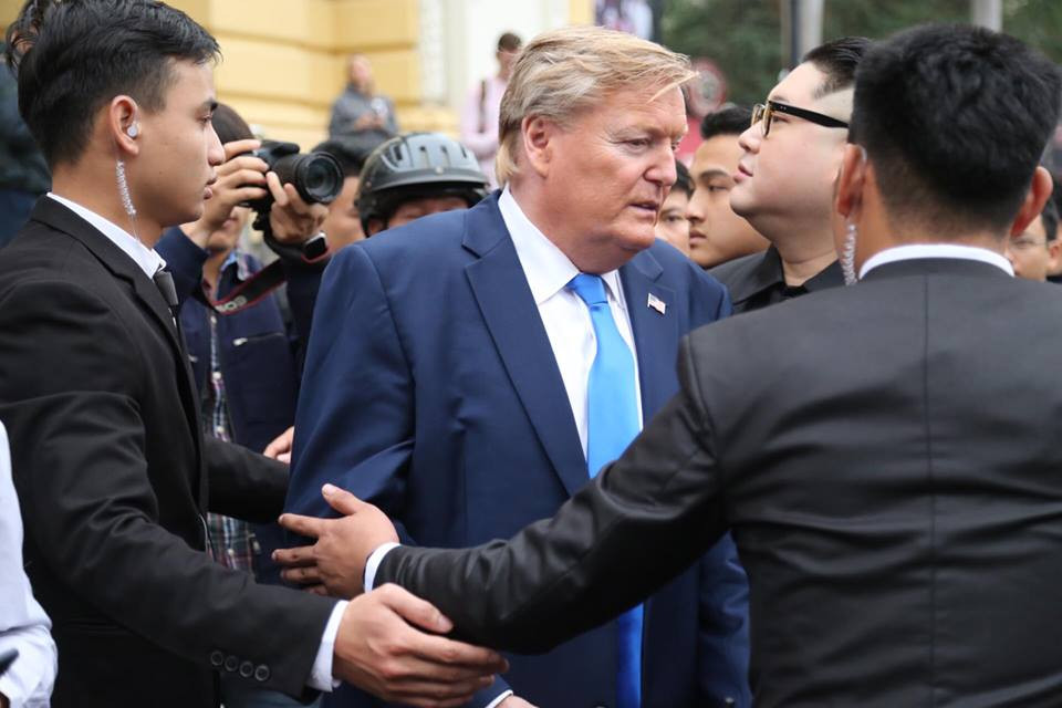Những vệ sĩ luôn đi theo hai người đóng giả Tổng thống Mỹ Donald Trump và nhà lãnh đạo Kim Jong-un.