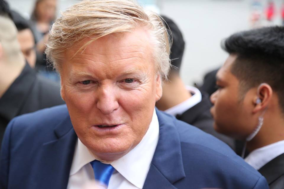 Cận cảnh nét mặt của Russell White - bản sao giống hệt Tổng thống Mỹ Donald Trump.