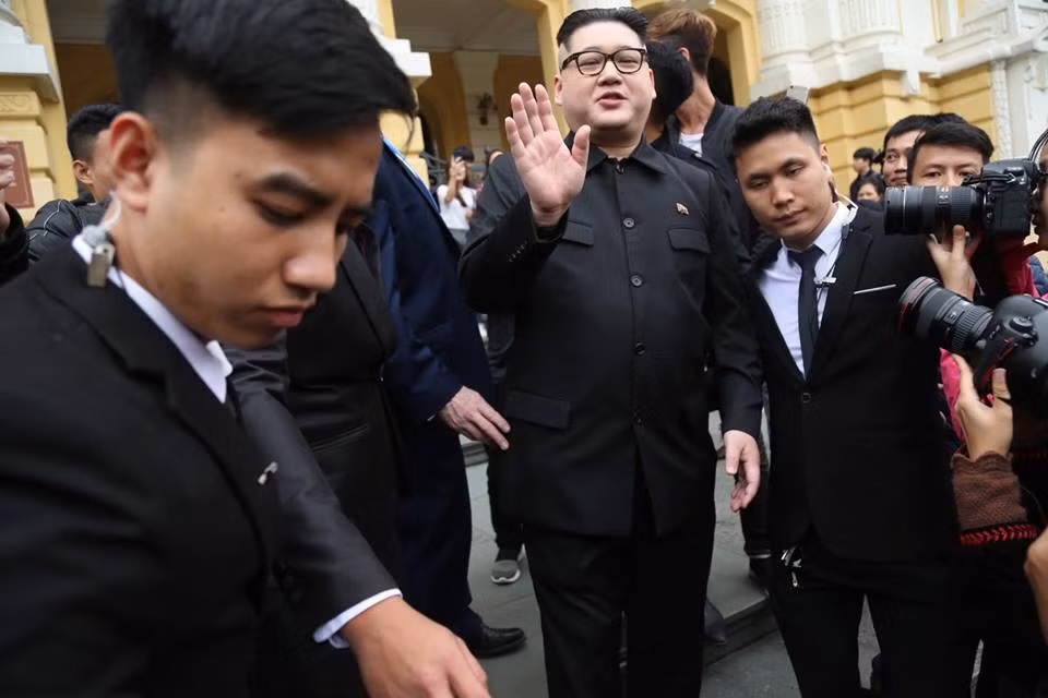 Ban sao Tong thong My va nha lanh dao Kim Jong-un nao dong o Ha Noi-Hinh-9