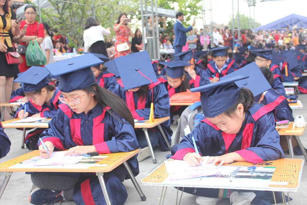 Các học sinh chăm chỉ viết chữ đầu xuân.