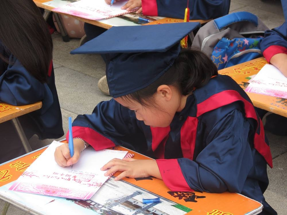 Một học sinh tiểu học viết chữ khai bút.