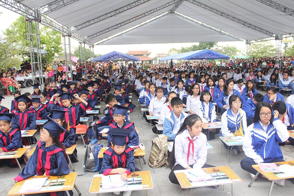 Sự tham gia của các em học sinh làm lễ hội khai bút thêm ý nghĩa.