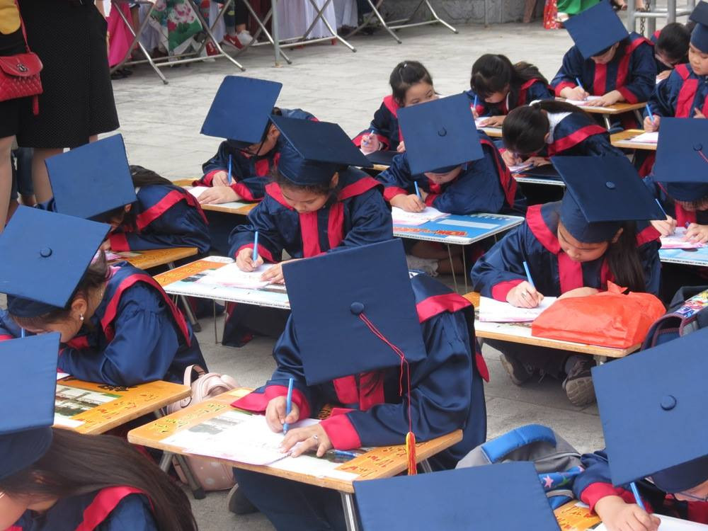 Các em học sinh đang tiến hành khai bút với chủ đề của Lễ khai bút năm 2019: “Những suy nghĩ, ước mơ của bản thân về thành phố Hải Phòng trong tương lai”.