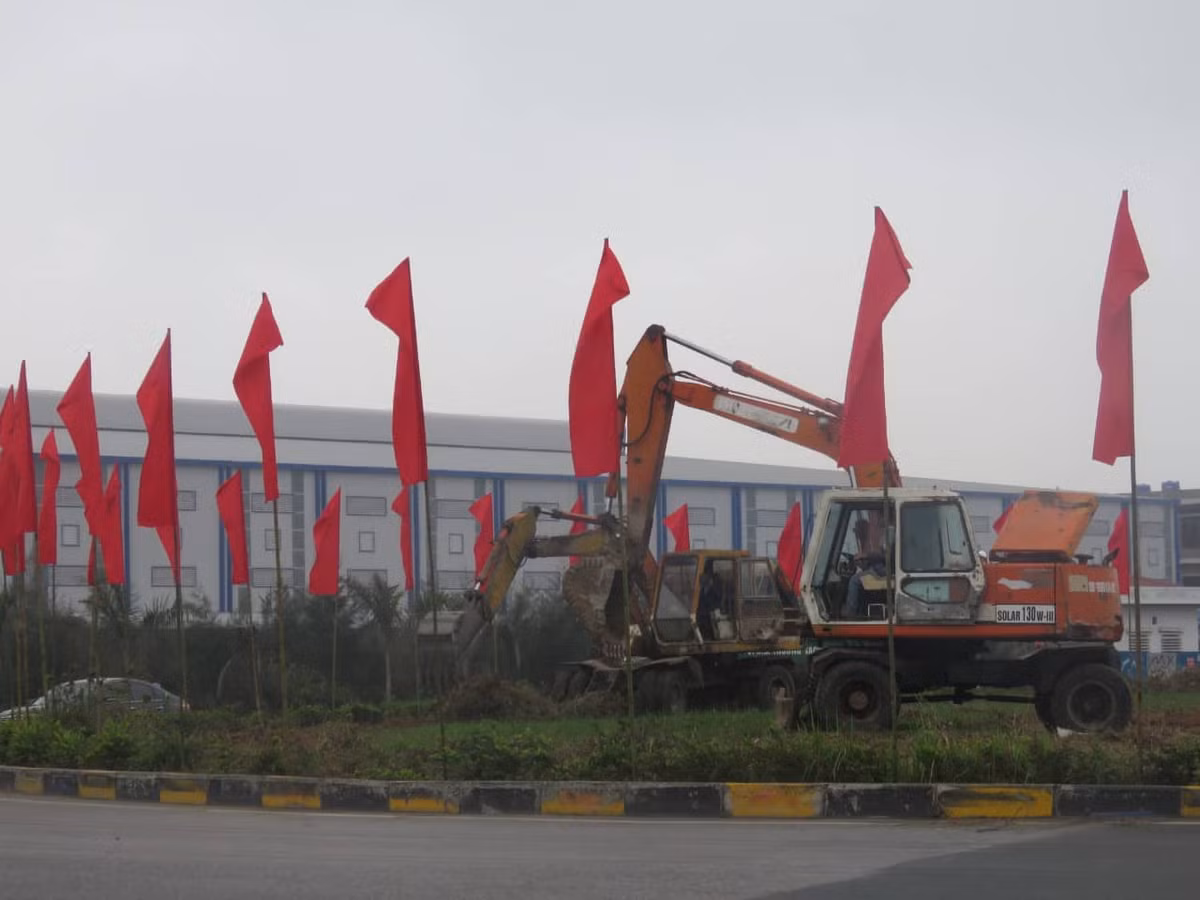 Ông Kim Jong - un cùng đoàn lãnh đạo cao cấp Triều Tiên có thể từ Hà Nội đi đường cao tốc Hà Nội - Hải Phòng về Hải Phòng. Chính vì vậy, thành phố Hải Phòng đã cho dọn dẹp sạch sẽ đoạn đường từ vòng xuyến đường cao tốc - đường Đình Vũ đến Tổ hợp sản xuất VinFast. 