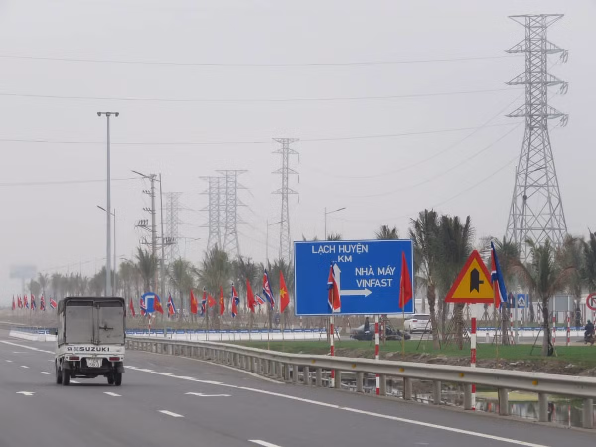 Đường dẫn đến nhà máy Vinfast rợp bóng cờ 2 nước Việt Nam - Triều Tiên.
