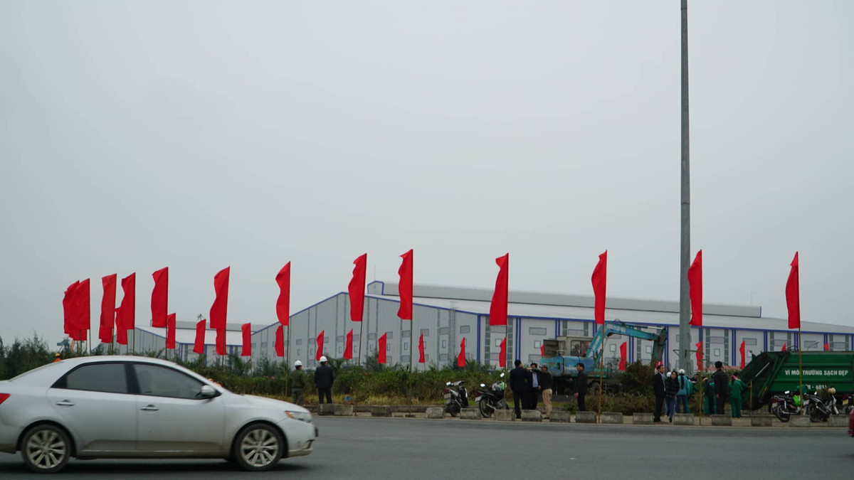 Ngày 26/2, tại các tuyến đường từ cao tốc Hà Nội - Hải Phòng tới đường 356 - đường ô tô Tân Vũ - Lạch Huyện (nơi có Nhà máy sản xuất ô tô Vinfast) và tuyến Quốc lộ 10 (tới Khu sản xuất ứng dụng công nghệ cao Vin Eco ở xã Tân Liên, huyện Vĩnh Bảo) đang được các công nhân khẩn trương vệ sinh môi trường, trang hoàng cờ 2 nước Việt Nam - Triều Tiên.