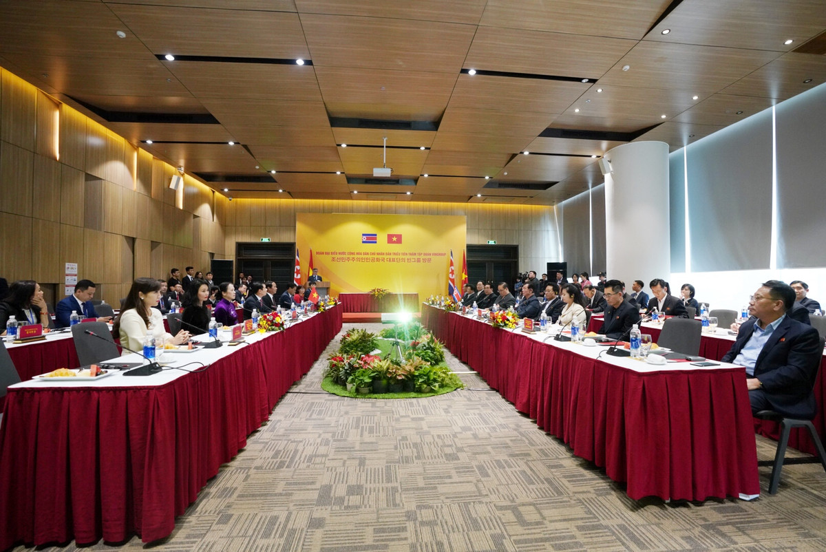 Đoàn cấp cao Triều Tiên gặp mặt lãnh đạo Thành phố Hải Phòng, lãnh đạo Tập đoàn Vingroup và công ty VinFast.