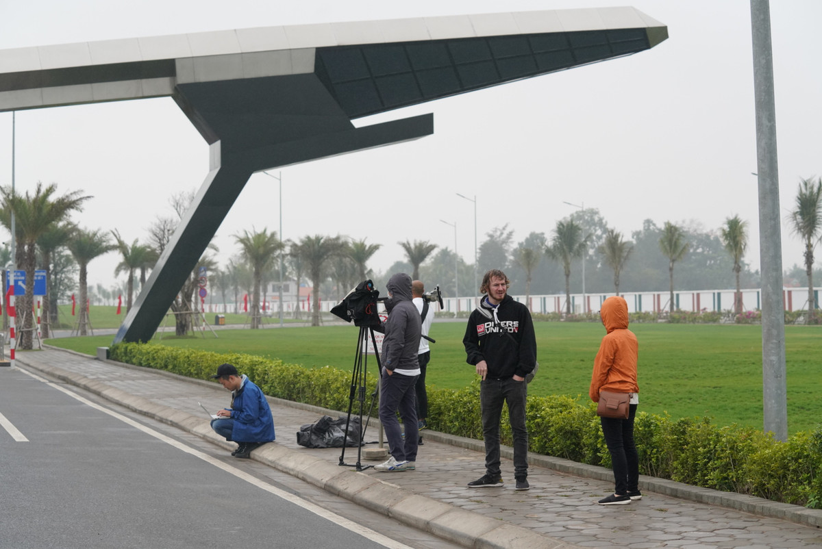 Các phóng viên quốc tế có mặt từ rất sớm.