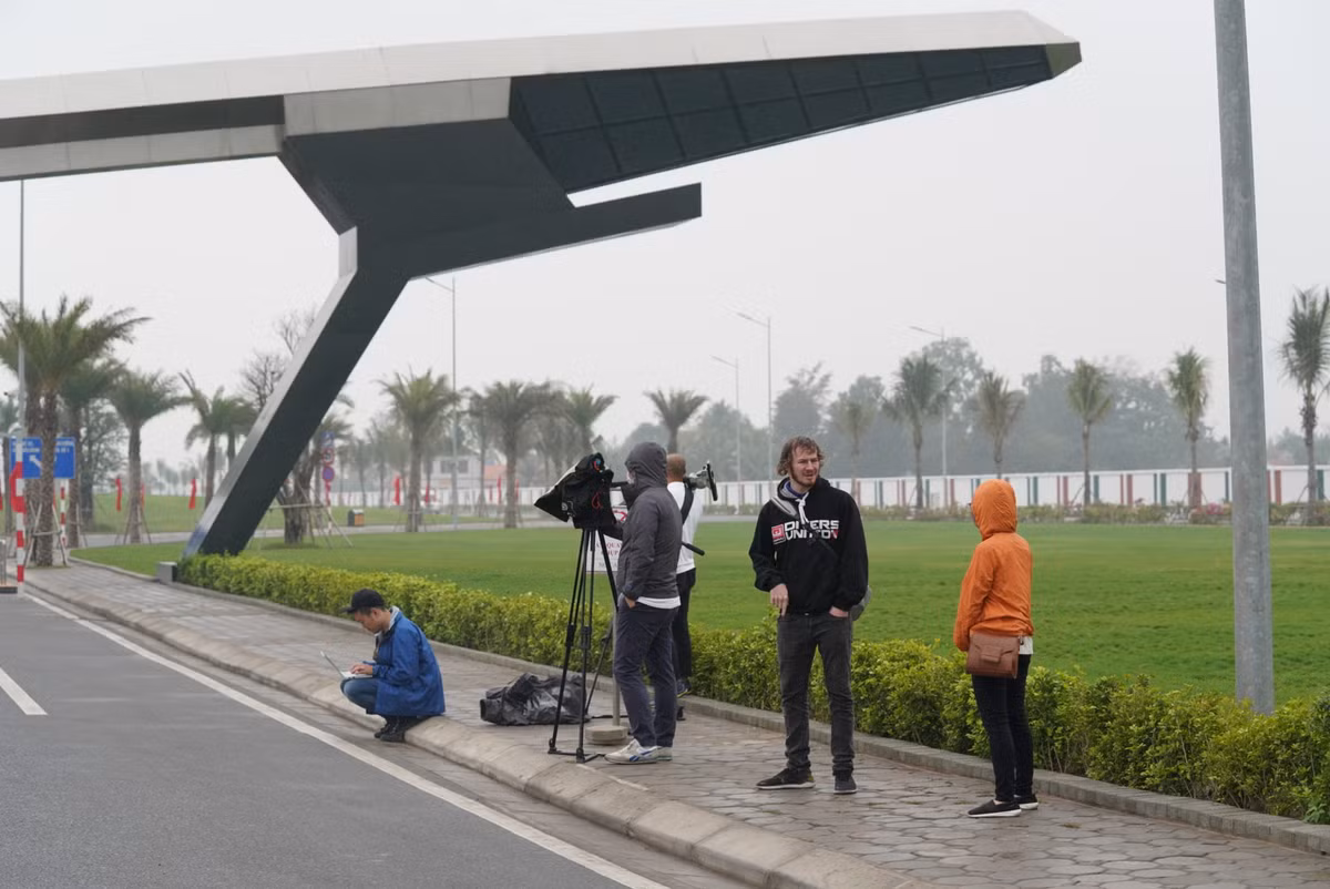 Các phóng viên quốc tế có mặt từ rất sớm.