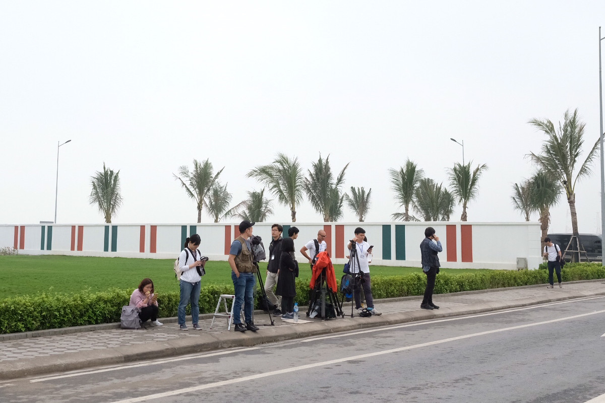 PV đứng hai ven đường để đợi đoàn đại biểu Triều Tiên đến.