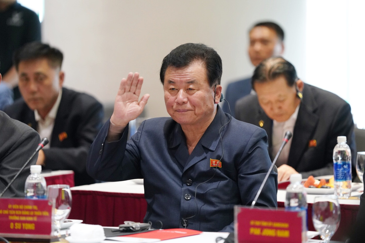 Ủy viên Bộ Chính trị, Phó Chủ tịch Ban Chấp hành Đảng WPK, Trưởng ban Kinh tế Trung ương O Su Yong.