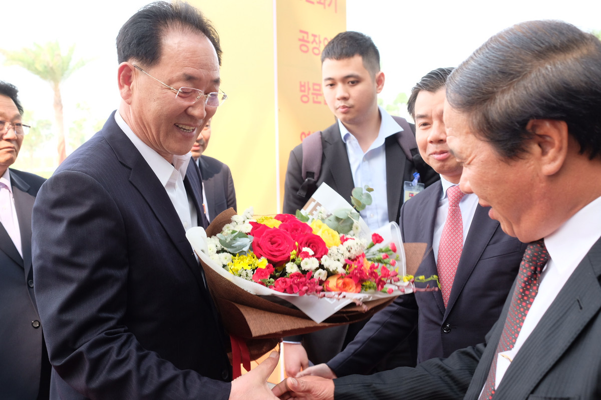 Bí thư Thành ủy Hải Phòng Lê Văn Thành tặng hoa cho các đại biểu Triều Tiên.