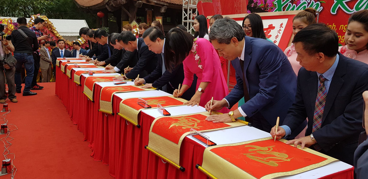 Lễ khai chữ diễn ra trang nghiêm do lãnh đạo các cấp, các ngành tham gia khai bút.