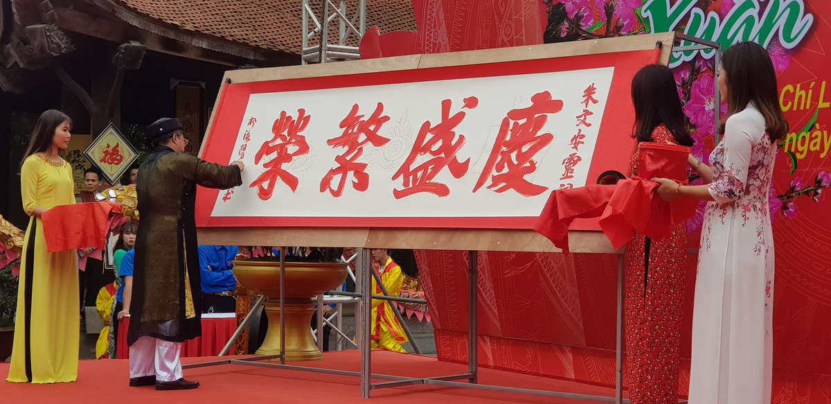 Nhà thư pháp Phạm Hùng khai bút bốn chữ "Khánh thịnh, phồn vinh".